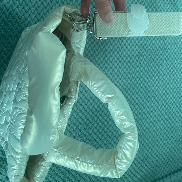 NWT Urban Outfitters White Holographic puffer Bag Tote - Picture 12 of 12